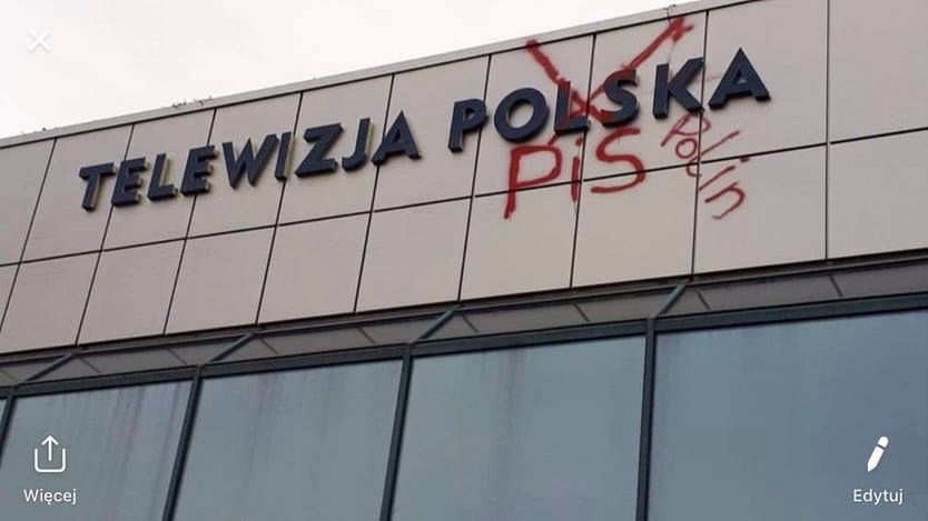 Zniszczona elewacja budynku TVP w Rzeszowie