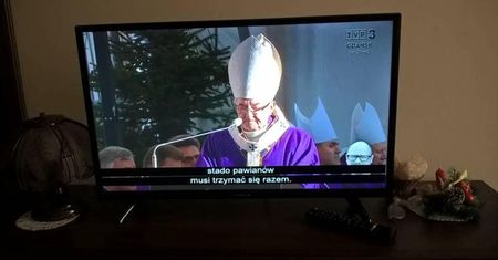 Transmisja pogrzebu Adamowicza w TVP3 z napisami o małpach