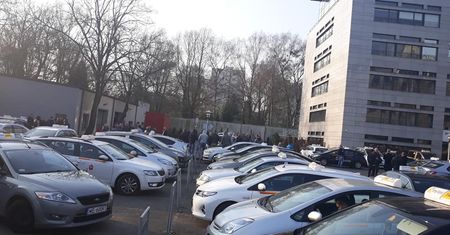 Protest taksówkarzy przed siedzibą Mytaxi. Sprzeciwiają się nowemu sposobowi rozliczeń