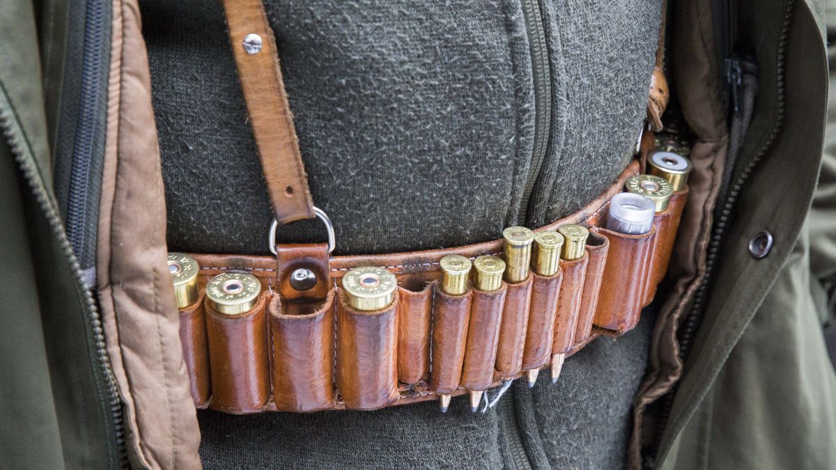 Myśliwy postrzelił się w głowę.