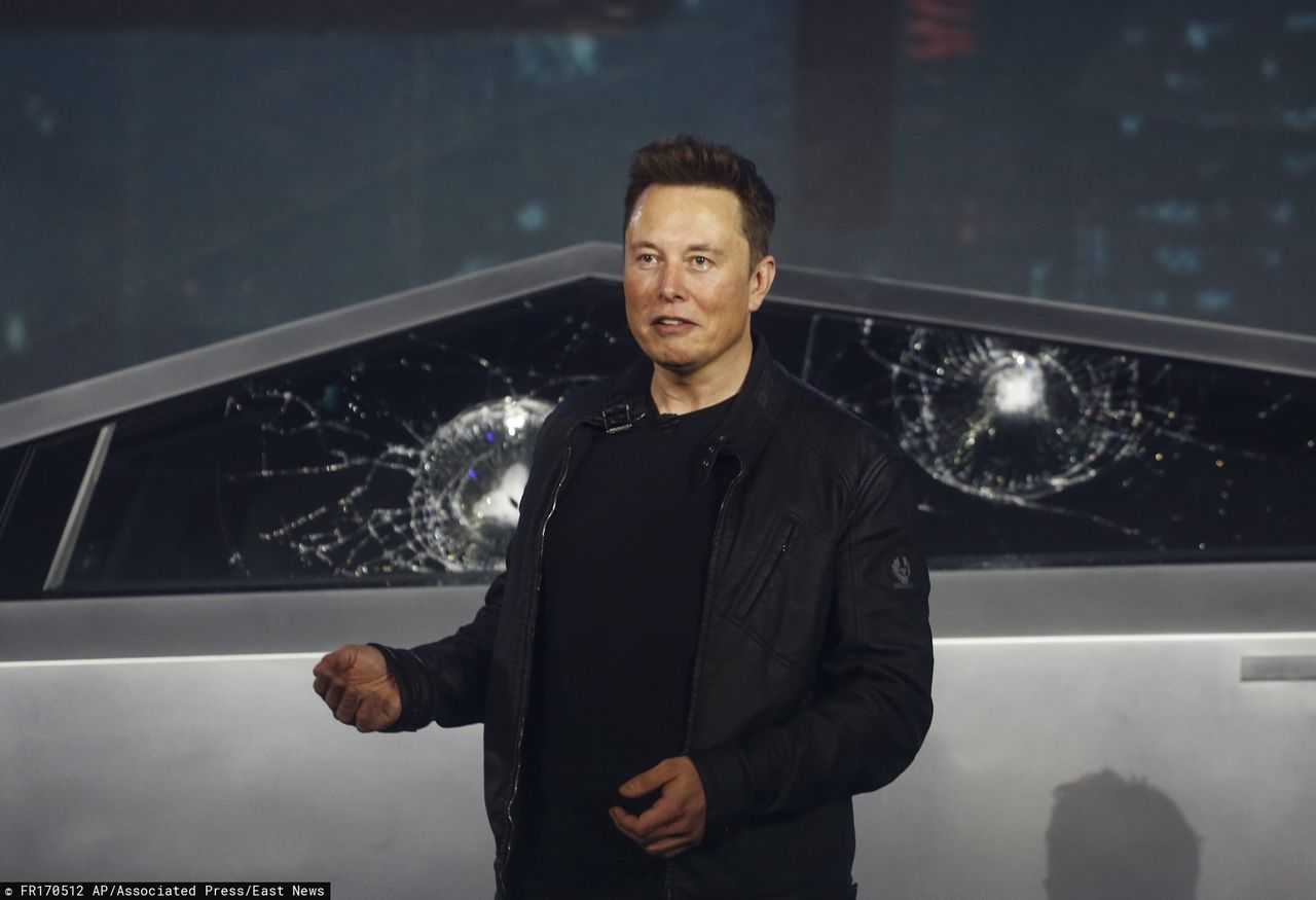 Elon Musk zapowiedział nowy produkt. CEO SpaceX zajmie się produkcją koszulek przedstawiających pęknięte szkło