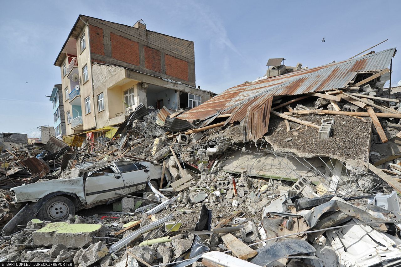 Turcja: Silne trzęsienie ziemi zabiło 21 osób. Nastąpiło już 30 wstrząsów wtórnych
