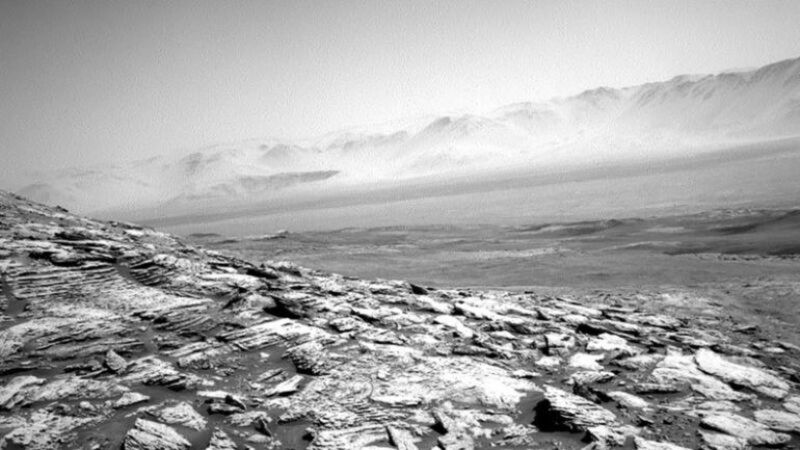NASA: Łazik Curiosity dalej wypełnia swoją misję. Zrobił zdjęcie marsjańskiej mgły