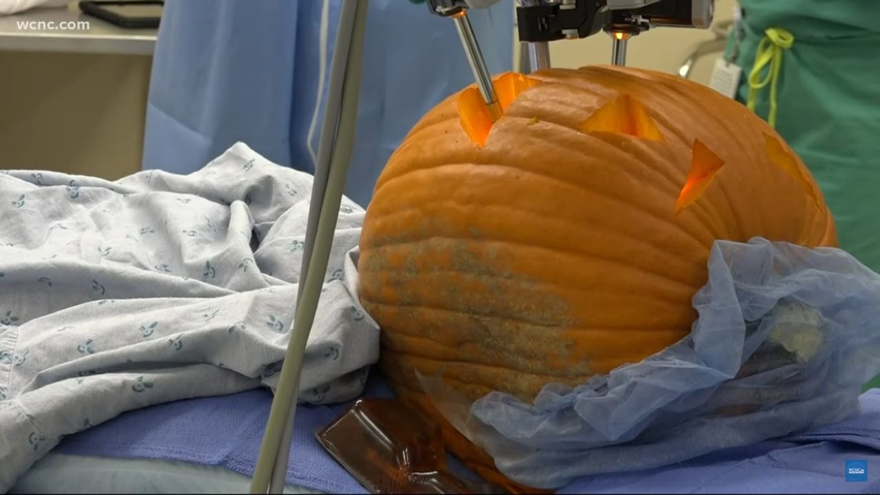 Lekarze przygotowują dynie na Halloween z pomocą najnowocześniejszych robotów [Wideo]
