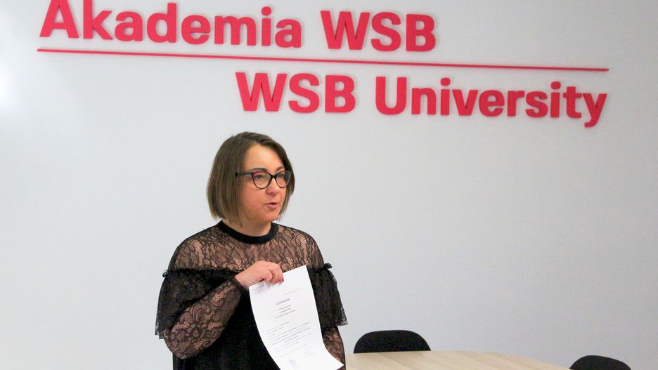 Przewodnicząca zdalnej obrony - mgr Agnieszka Dymek, Prodziekan Wydziału Nauk Stosowanych Akademii WSB.