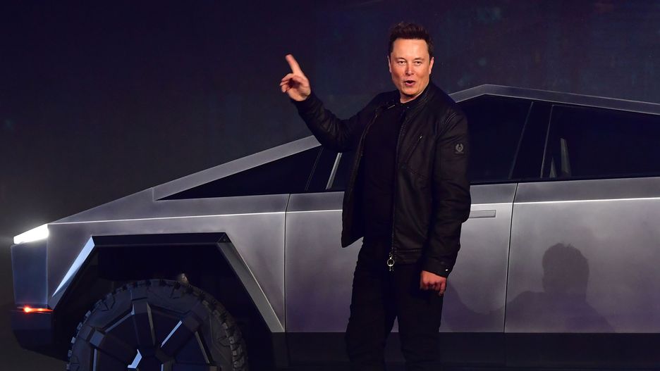 Elon Musk czasami jeździ Cybertruckiem. 