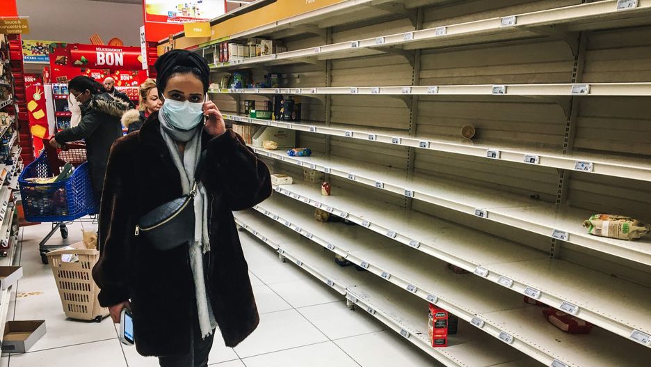 Puste pułki w supermarkecie. Ludzie robią zapasy na wypadek koronawirusa