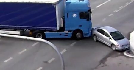 Tirem przepchnął kobietę przez skrzyżowanie w Zambrowie