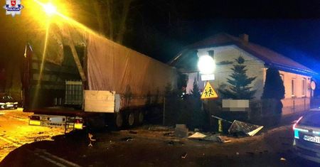 Tir wjechał w dom. Zatrzymał się metr od śpiących dzieci