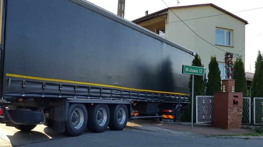 Tir przejechał ogrodzenie i zatrzymał się na trawniku prywatnej posesji