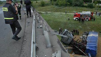 Policja kierowała samochody objazdami