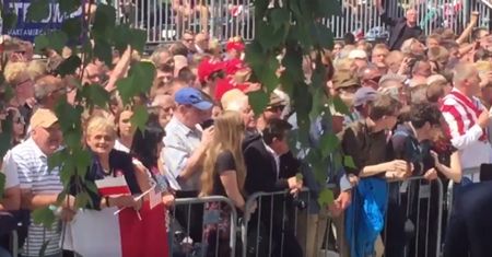 "Zdejmij okulary, to ci strzelę w ryj". Awantura na placu Krasińskich