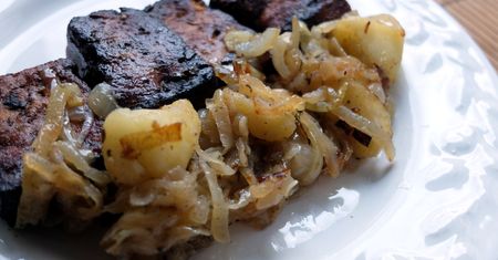 Tofu w roli wątróbki z cebulką i jabłkiem