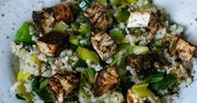 Czosnkowe tofu z brązowym ryżem i porem
