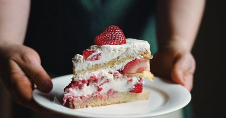 Tort truskawkowy. Idealny na rodzinne uroczystości