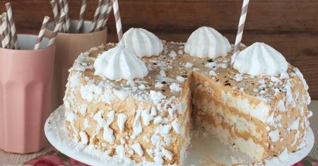 Kawowy tort bezowy