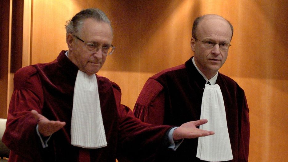 Prezes Trybunału w Luksemburgu Koen Lenaerts (z prawej): "Jeśli zapada decyzja o zastosowaniu środków tymczasowych, to należy się do niej bezzwłocznie zastosować".