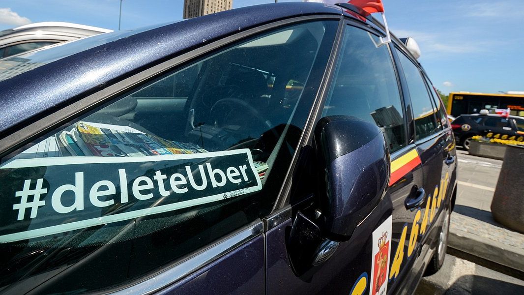 Wbrew chęciom taksówkarzy na wykasowanie aplikacji Ubera nie decyduje się wiele osób