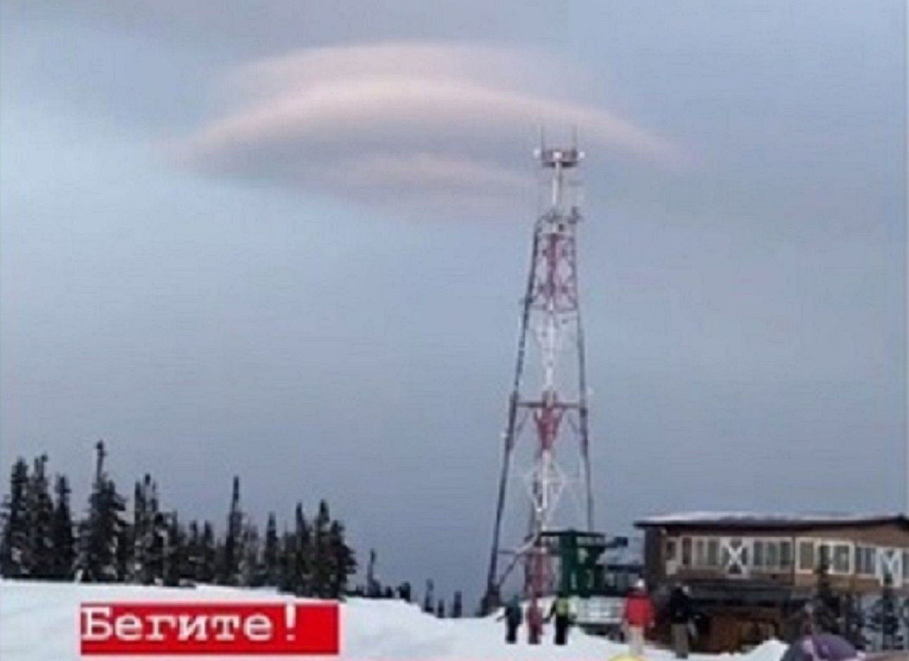 Niezwykłe zjawisko nad rosyjskim miasteczkiem. Narciarze nagrali "UFO"