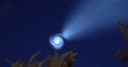 Ludzie zaskoczeni widokiem na niebie. Byli pewni, że to ufo