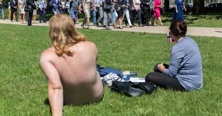 Miasto to nie plaża. Golizna może gorszyć, a nawet drogo kosztować