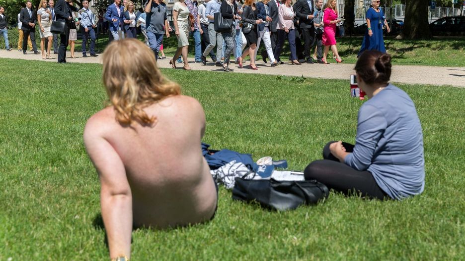 Bez koszulki w centrum miasta? To coraz częstszy widok.