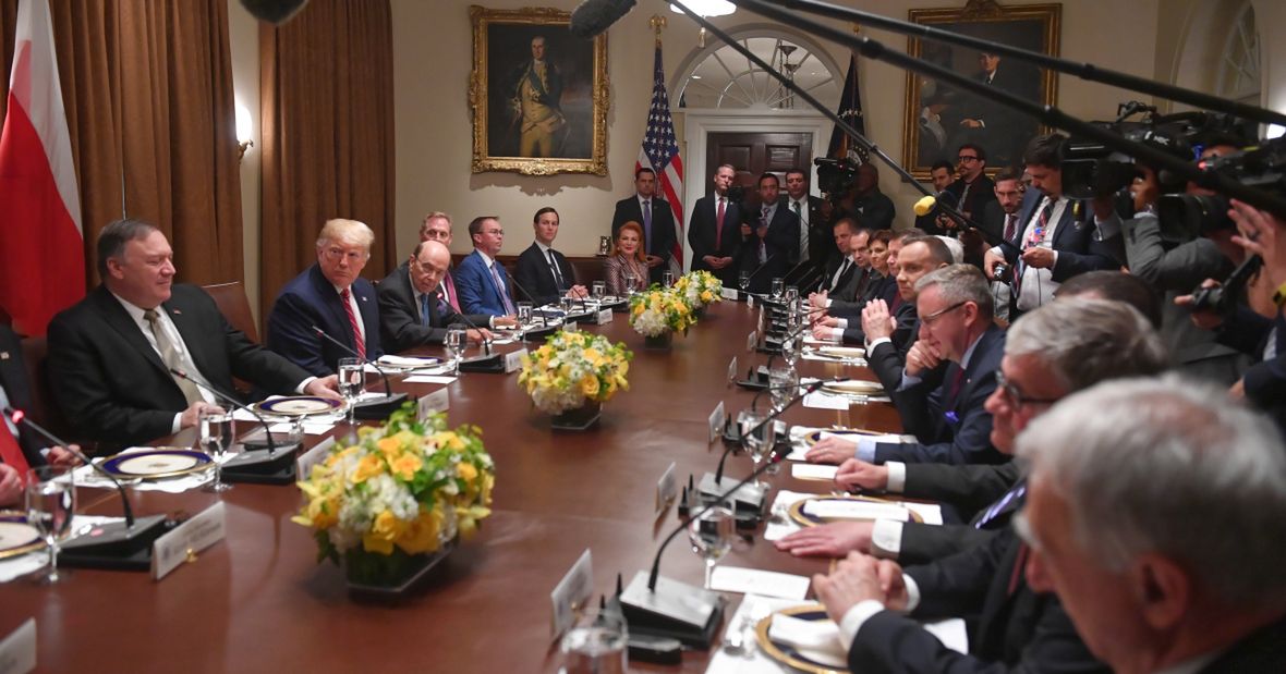 Waszyngton, 12.06.2019 r. Rozmowy polsko-amerykańskie pod przewodnictwem prezydenta USA Donalda Trumpa (2L) i prezydenta RP Andrzeja Dudy (5P) 