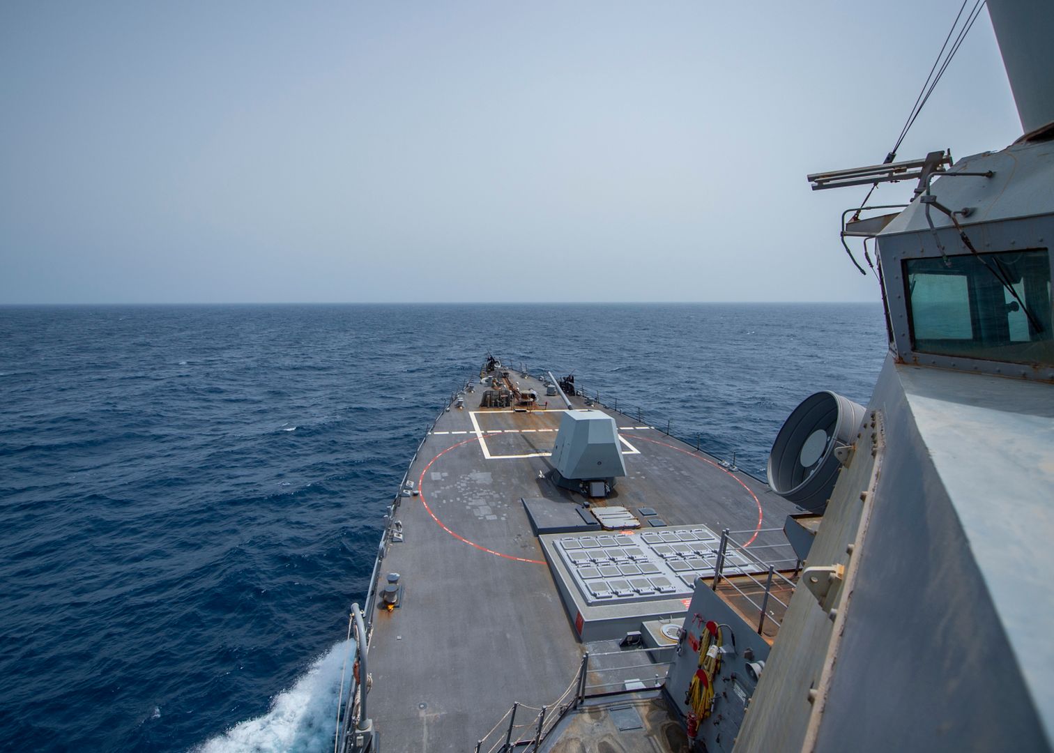 Amerykański okręt USS Bainbridge na wodach Zatoki Omańskiej