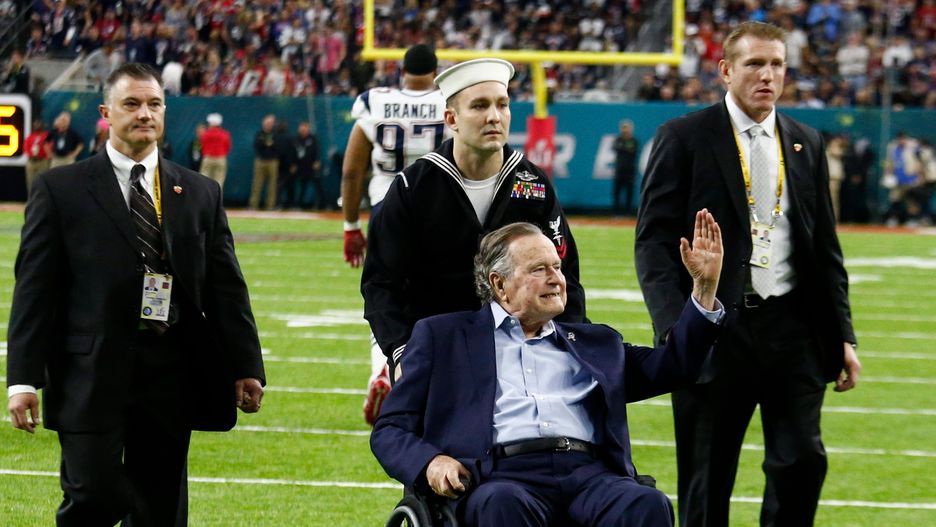 Bush od 5 lat porusza się na fotelu inwalidzkim. Według rzecznika z tego powodu "jego ręce znajdują się poniżej talii osób, z którymi się fotografuje"