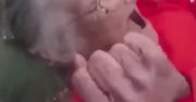 Policja szarpie staruszkę na ulicy na Florydzie. Skandaliczne wideo