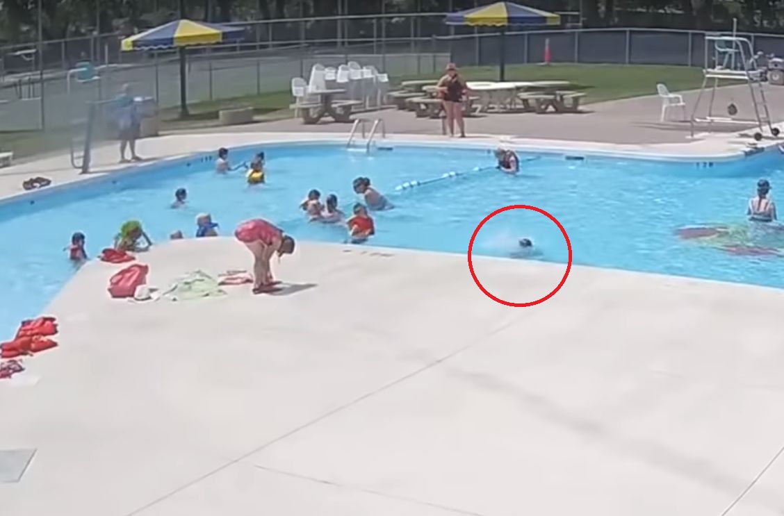 Chłopiec topi się na basenie pełnym ludzi. Nikt tego nie widzi, poza ratownikiem