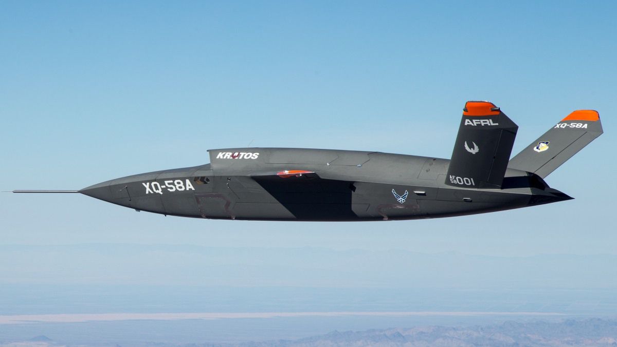 XQ-58A Valkyrie podczas testów na poligonie. Może być następcą "Żniwiarza"