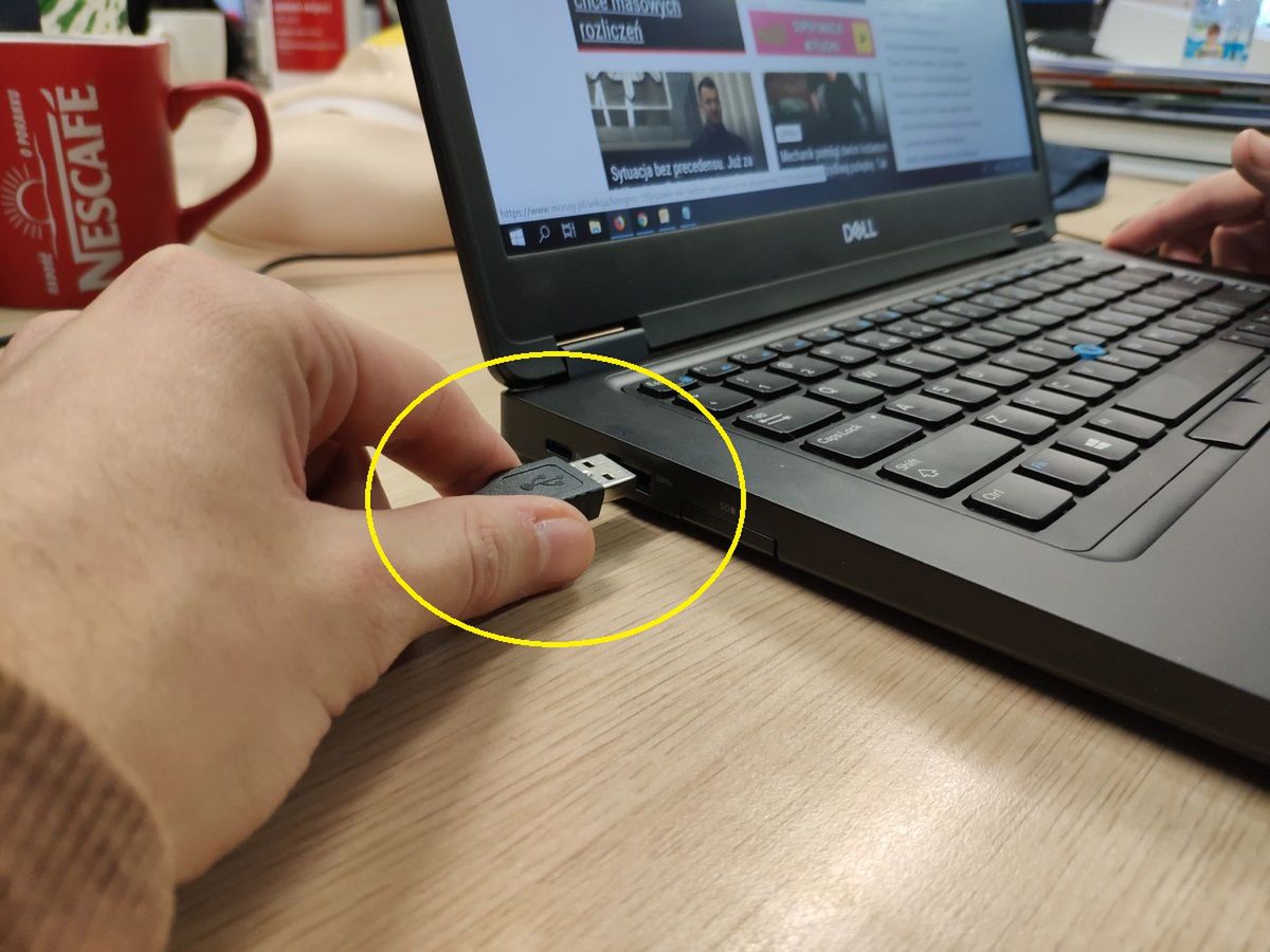 Jak trafić kablem USB do gniazda za pierwszym razem? Jest na to sprytny sposób