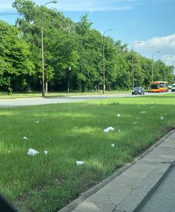 Niecodzienny widok w centrum Warszawy. Sterta deklaracji podatkowych na ulicy