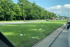 Niecodzienny widok w centrum Warszawy. Sterta deklaracji podatkowych na ulicy