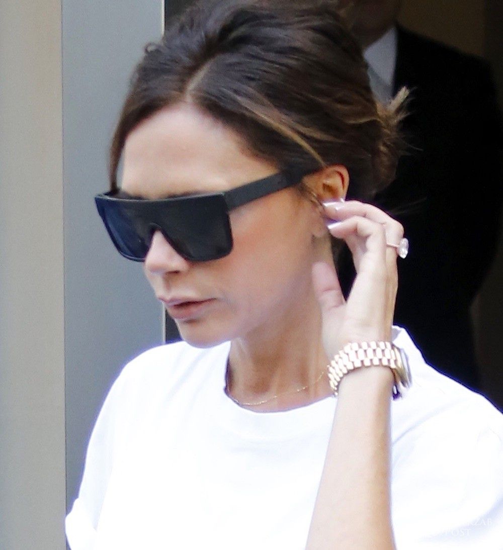 Victoria Beckham w niebieskich spodniach