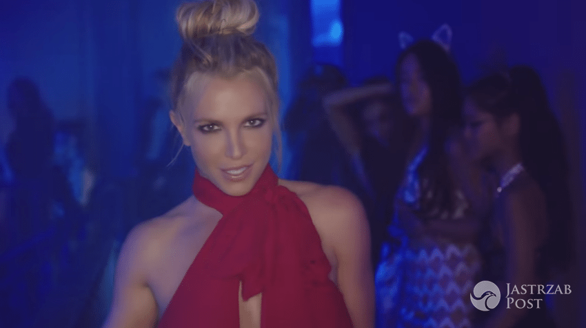Britney Spears i Tinashe w teledysku "Slumber Party"