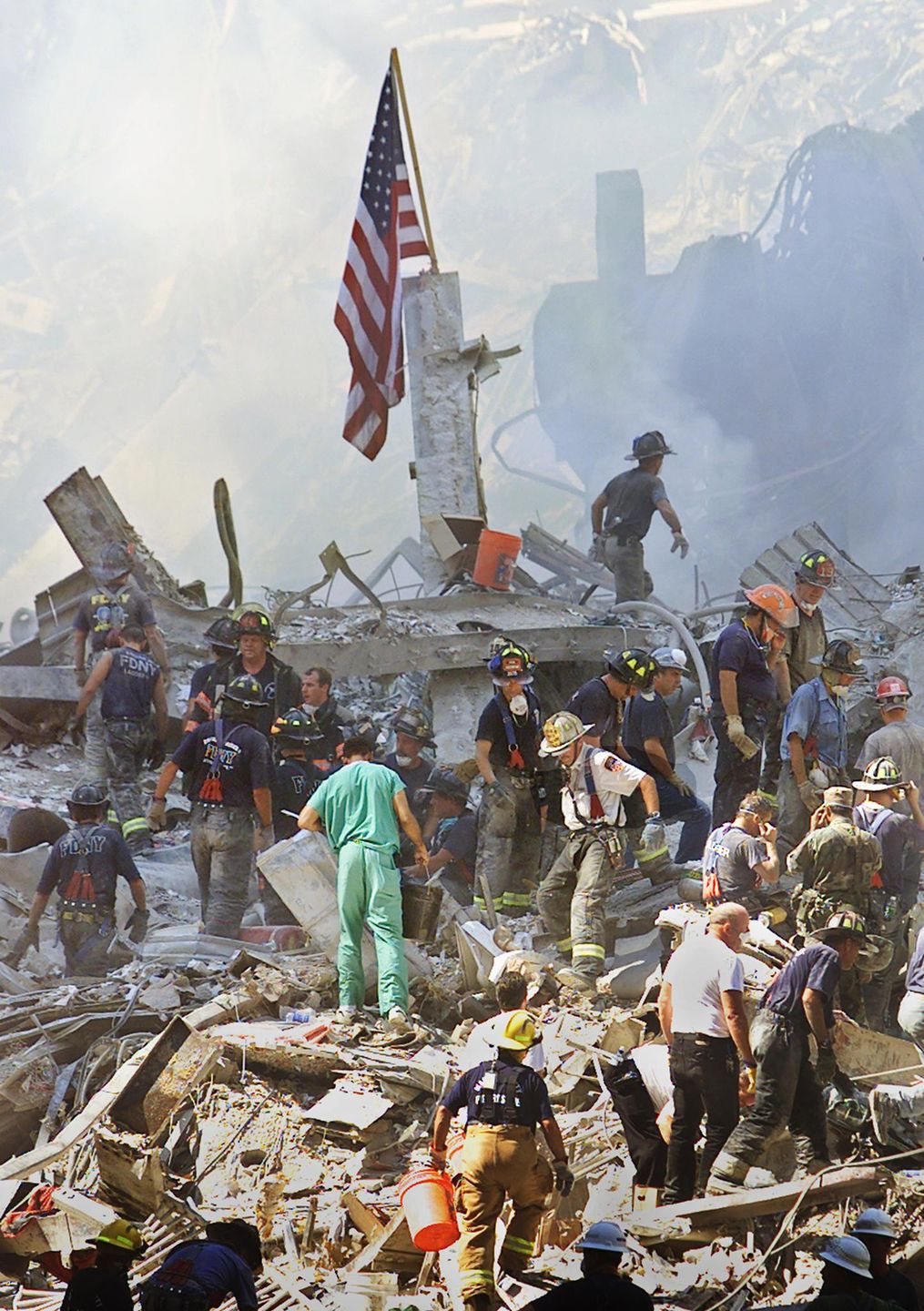 Amerykańska flaga na rumowisku World Trade Center w Nowym Jorku, 14.09.2001 r. 