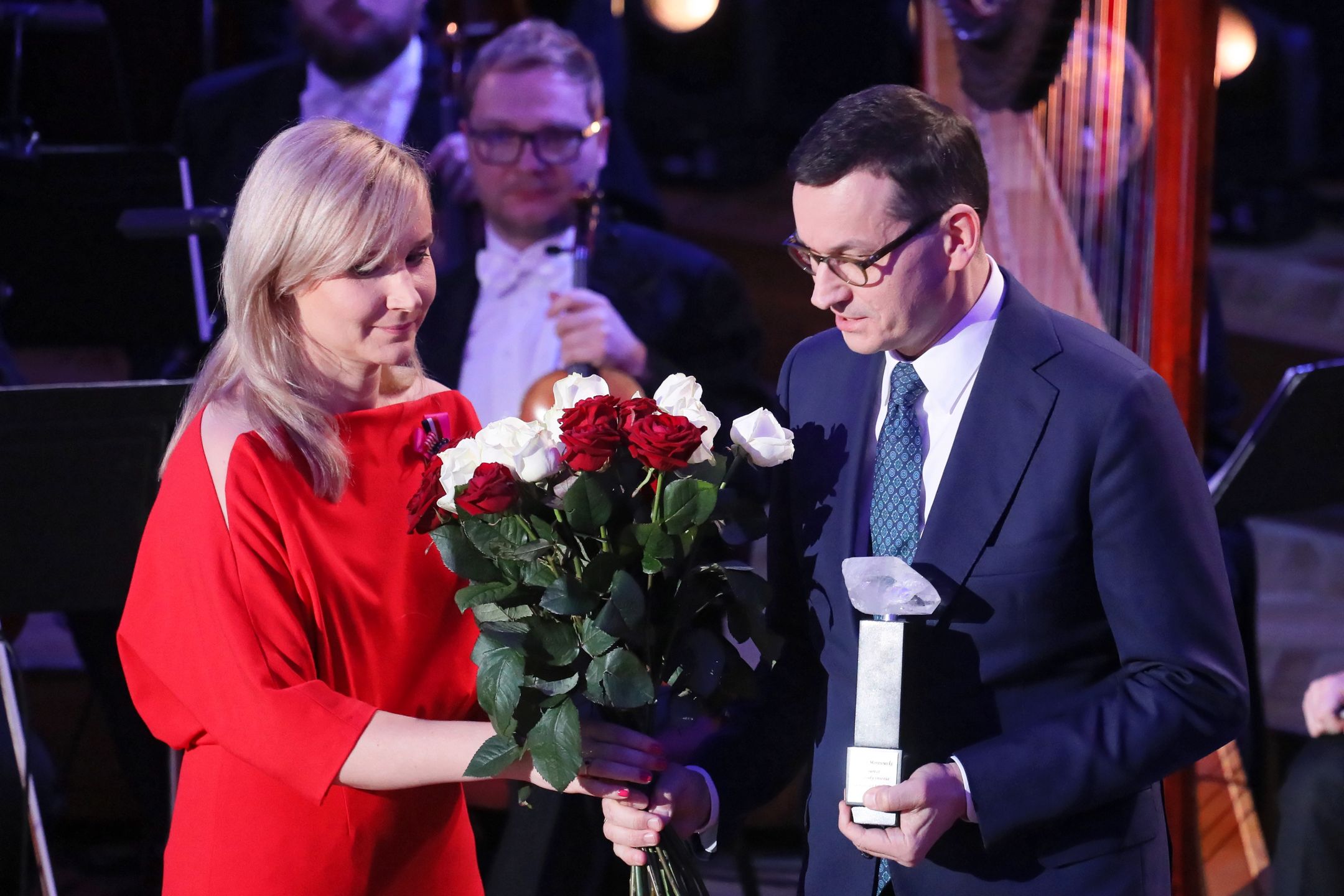 Premier Mateusz Morawiecki odbiera wyróżnienie w umieniu śp. Kornela Morawieckiego.