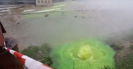 Olsztyn. Zielona ciecz wydobywa się spod ziemi