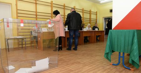 Wybory parlamentarne 2019. Członek komisji przyszedł do lokalu z bronią