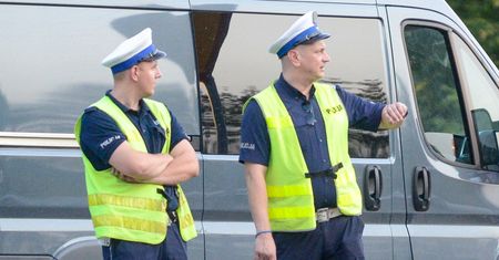Wypadek w Warszawie. Kierowca i pasażerka pijani