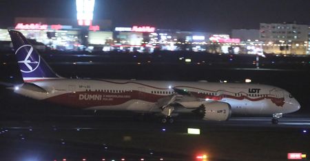 Polacy ewakuowani. Dreamliner LOT z Chin wylądował w Warszawie