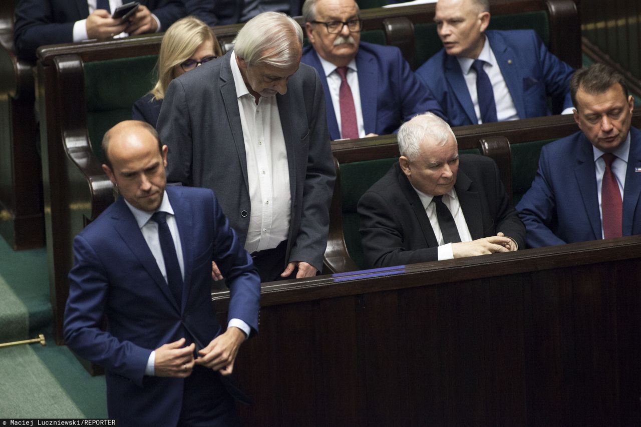 Sondaż. Czy Unia Europejska powinna obcinać fundusze? Polacy podzieleni 