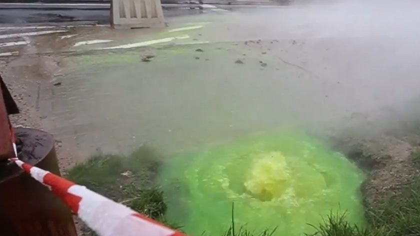 Olsztyn. Zielona ciecz na ulicy. Służby badają, co dokładnie się wydarzyło.