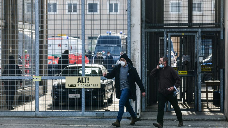 Koronawirus. Dodatkowe służby bezpieczeństwa w więzieniu w mieście Modena.
