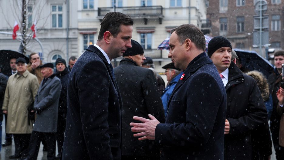 Władysław Kosiniak-Kamysz (PSL) i prezydent RP Andrzej Duda. Krótka rozmowa polityków po złożeniu kwiatów przed pomnikiem Witosa w Warszawie (11.11.2016 r.).