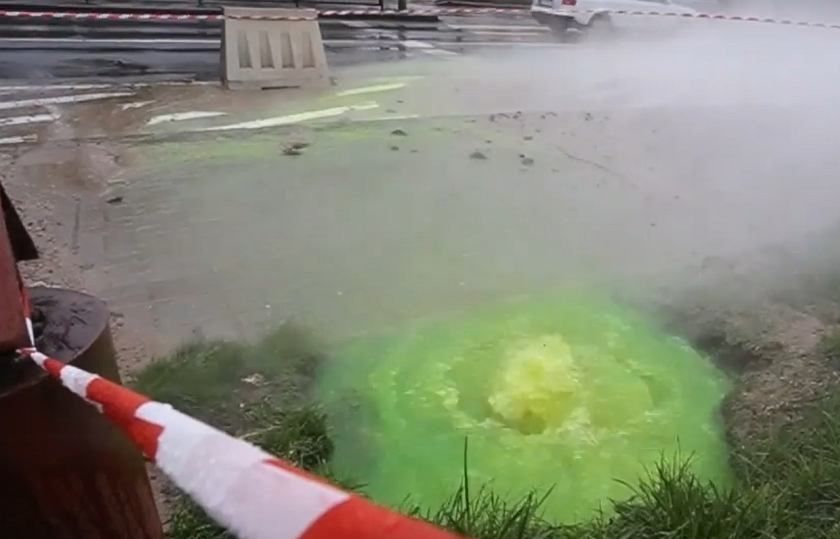 Olsztyn. Zielona ciecz na ulicy. Służby badają, co dokładnie się wydarzyło.