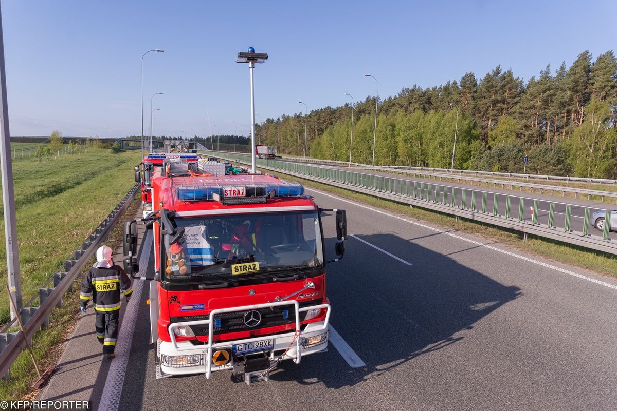 Pożar busa na S7 i korki. Wcześniej groźne dachowanie