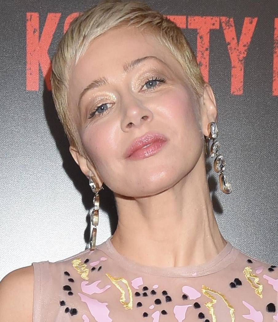 Katarzyna Warnke w krótkich włosach na premierze filmu Kobiety mafii